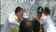 FEMEN üyesi Avrupa kupasını yere fırlattı!