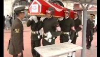 video Şehit oğlunun tabutuna sarılıp herkesi ağlattı!
