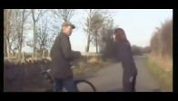 Öfkeli kadın adama böyle saldırdı!