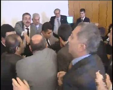 Mecliste kavga çıktı!