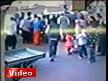 video Genç kız arabanın altında böyle kaldı