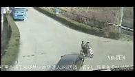Motosikletten düşen çocuğu böyle ezdi!