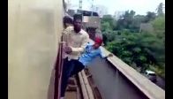 video Gençlerin akıl almaz eğlencesi