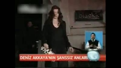 Deniz Akkaya yerlerde
