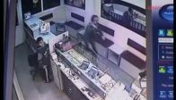video Soyguncunun kafasına demir sopayı indirdi
