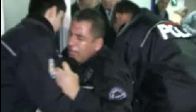 video Polis otosunda biber gazı tüpü patladı